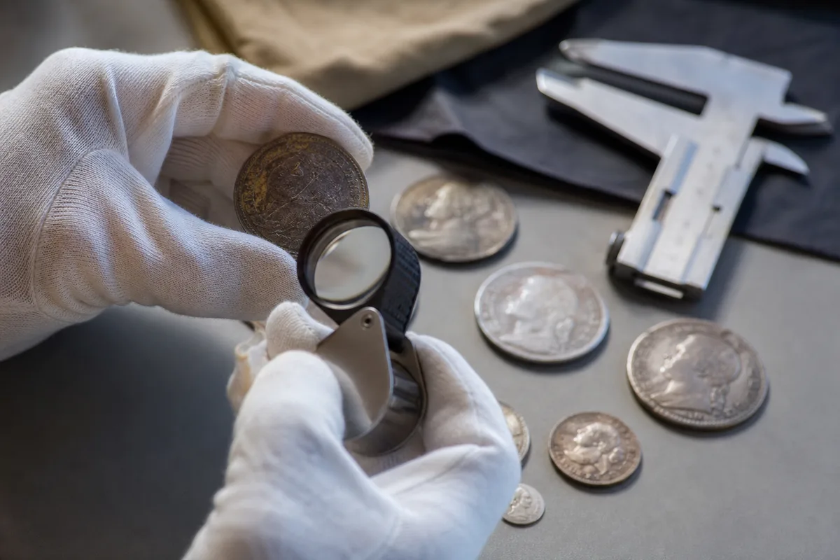 Reconnaître une fausse pièce de monnaie : tests et signes
